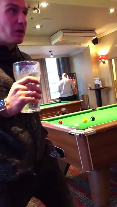 Il piège plusieurs fois son ami maladroit en lui demandant l'heure pendant qu'il a un verre à la main !