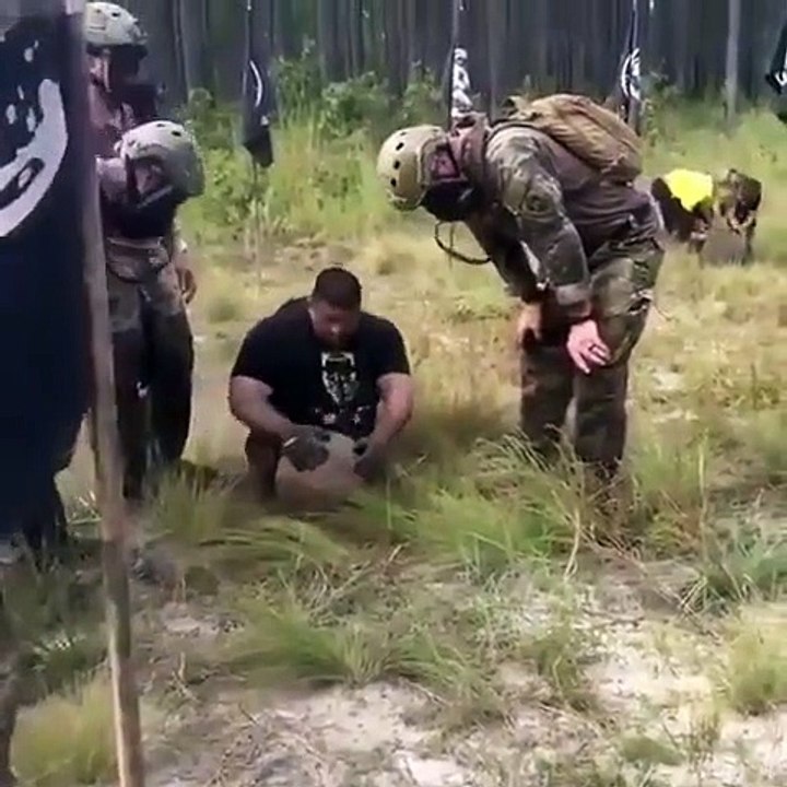 Incroyable ! Un homme sans jambes réussit à finir un parcours du combattant !