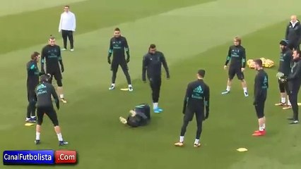 Divertido pelotazo de Cristiano Ronaldo a Marcelo en el entrenamiento del Real M