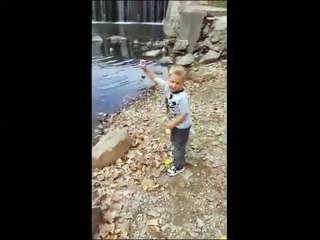 A beautiful technique of throwing stones