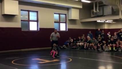 ¡Hermano salta y defiende a su hermana en pleno combate!