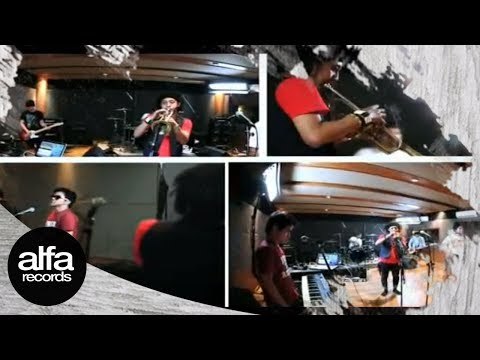 Pee Wee Gaskins feat Erwin Saz - Aku Bukan Musuhmu (Official Music Video)