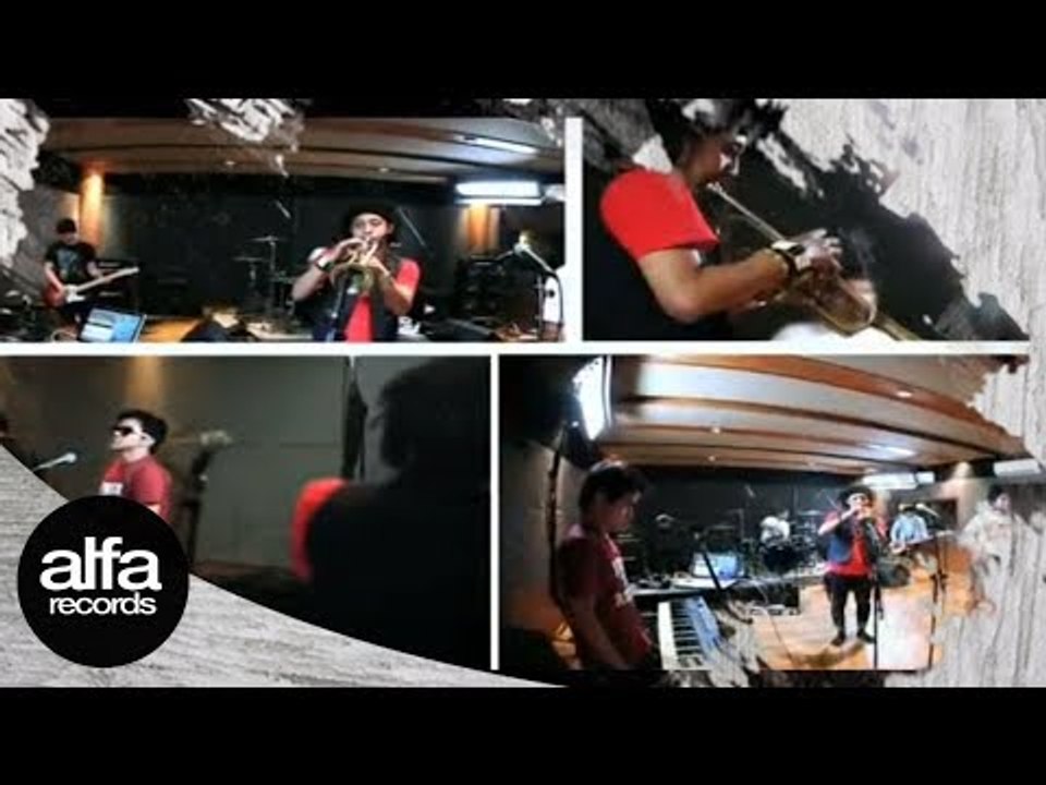 Pee Wee Gaskins feat Erwin Saz - Aku Bukan Musuhmu (Official Music Video)