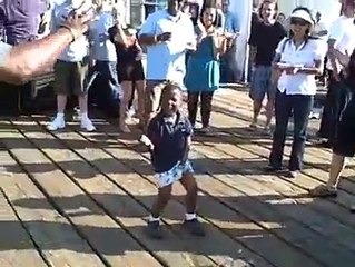 Un enfant danse sur Michael Jackson