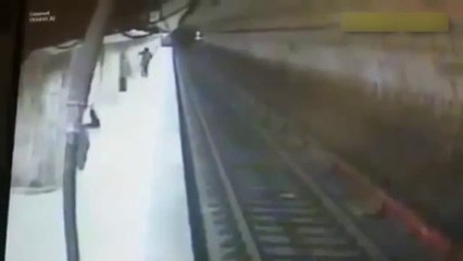 Genç Kadını Perondan Raylara İtti, Çıkmak İsterken Tekme Atıp Gelen Trene Yem Etti