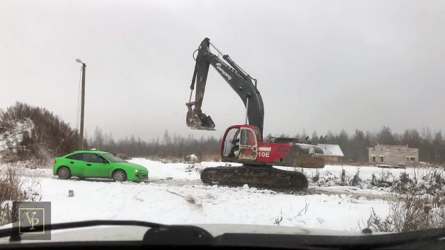 Ne jamais embeter un ouvrier qui conduit un tractopelle ! Trop dangereux