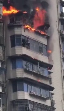 Cet homme courageux passe par la fenêtre pour fuir un incendie dans son appartement