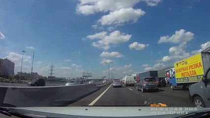 Ne jamais réparer sa voiture au bord de l'autoroute... Trop dangereux !