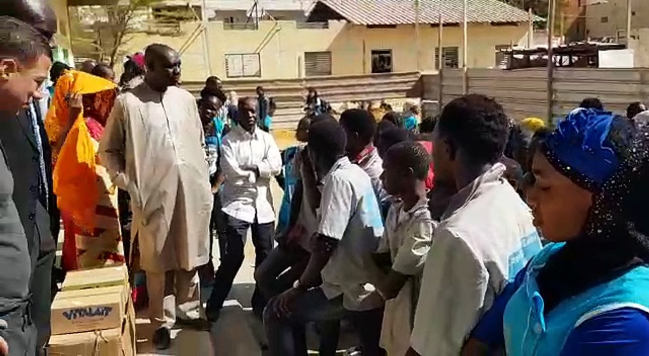 La SATREC offre des fournitures scolaires à une école