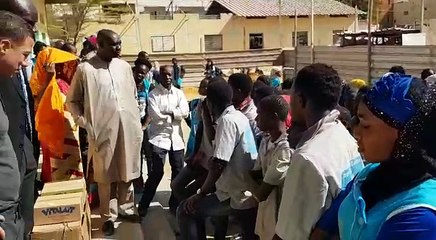 La SATREC offre des fournitures scolaires à une école