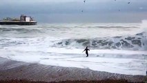 Pour sauver son chien, cette femme risque sa vie en sautant dans une mer déchaînée