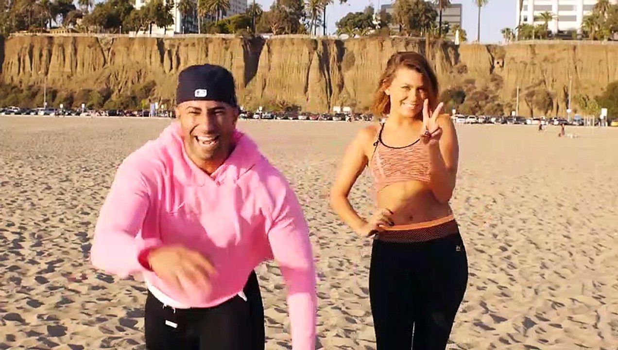 Cette fille piège les passants d'une façon énorme... Qui a les plus belles fesses...