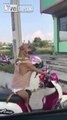 Ce chien attend son maitre assis sur son scooter... Pret à partir!