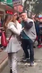 Ce gars n'aurait pas du tromper sa femme... Elle est pas commode la dame