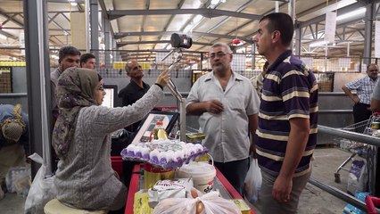 Réfugiés: A qui profitent les camps? (Extrait 1)
