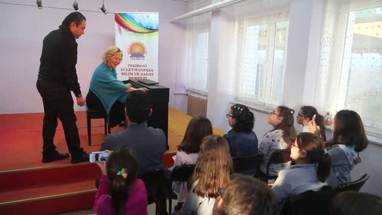 Piyanist Gülsin Onay'dan Minik Öğrencilere Konser