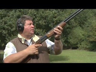 Tải video: Fieldsports Britain - Clayshooting cartridges with Digweed, rough shooting and straight shooting