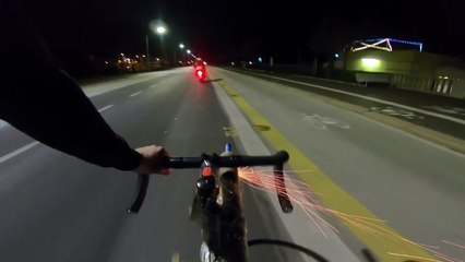 Un cycliste se venge contre deux scooteristes en leur lançant des feux d’artifice (Italie)