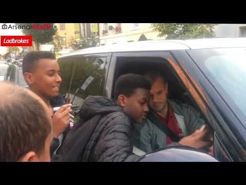 Jack Wilshere & Other Arsenal Players Show The fans Love After Victory Over Swansea!