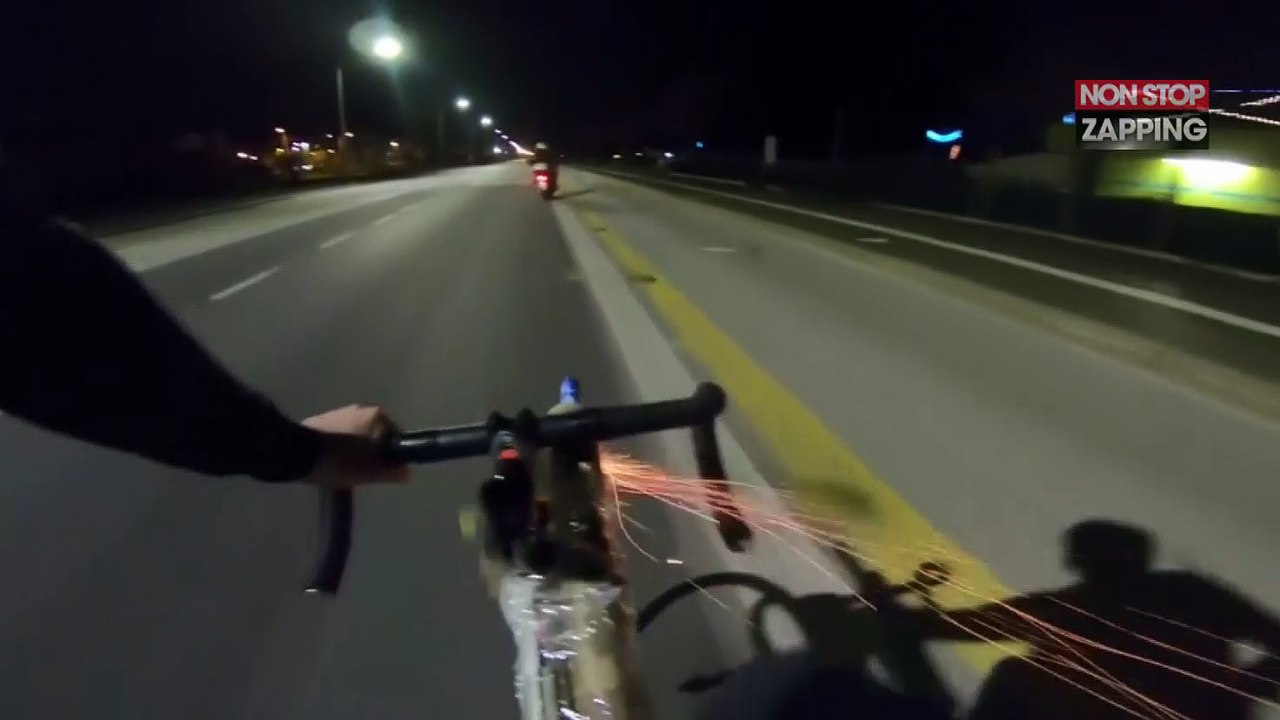 Italie : Un cycliste se venge de deux motards en leur lançant des feux d’artifice (Vidéo)