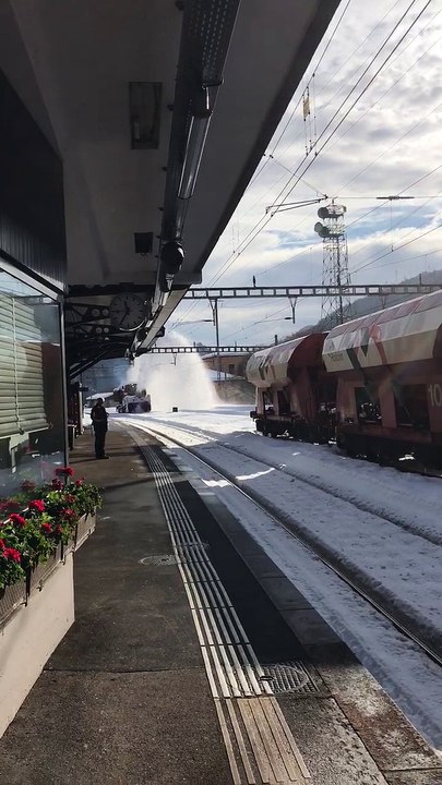 Pulizia binari da neve con treno