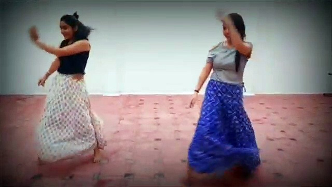 इस क्यूट लड़की का डांस देख कर दंग रह जाएंगे आप स...