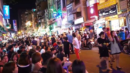 Nhóm trai 6 múi cởi trần khoe body trên phố đi bộ