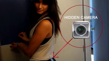 Une fille place une caméra au niveau de ses fesses