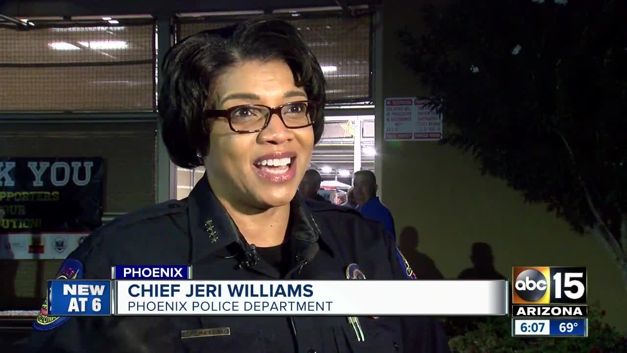 Valley children shop with Phoenix police officers