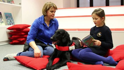 Perros ayudan a los niños lituanos a leer