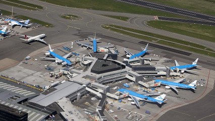 Amsterdam, polizia spara su uomo armato di coltello all'aeroporto
