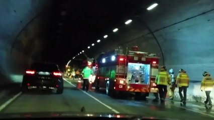 양양고속도로 터널에서 화물차 엔진 화재 / YTN