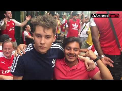 Arsenal Fans Partying In Central Paris!