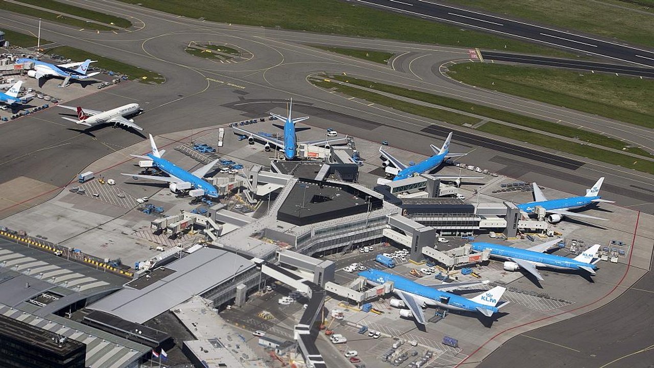 Panik am Flughafen Schiphol in Amsterdam: Messerangreifer niedergeschossen