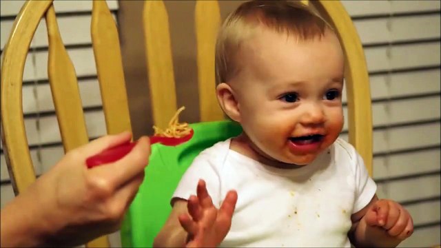 Ce bébé va vous faire un tour de magie avec un spaghetti... Hop par le nez