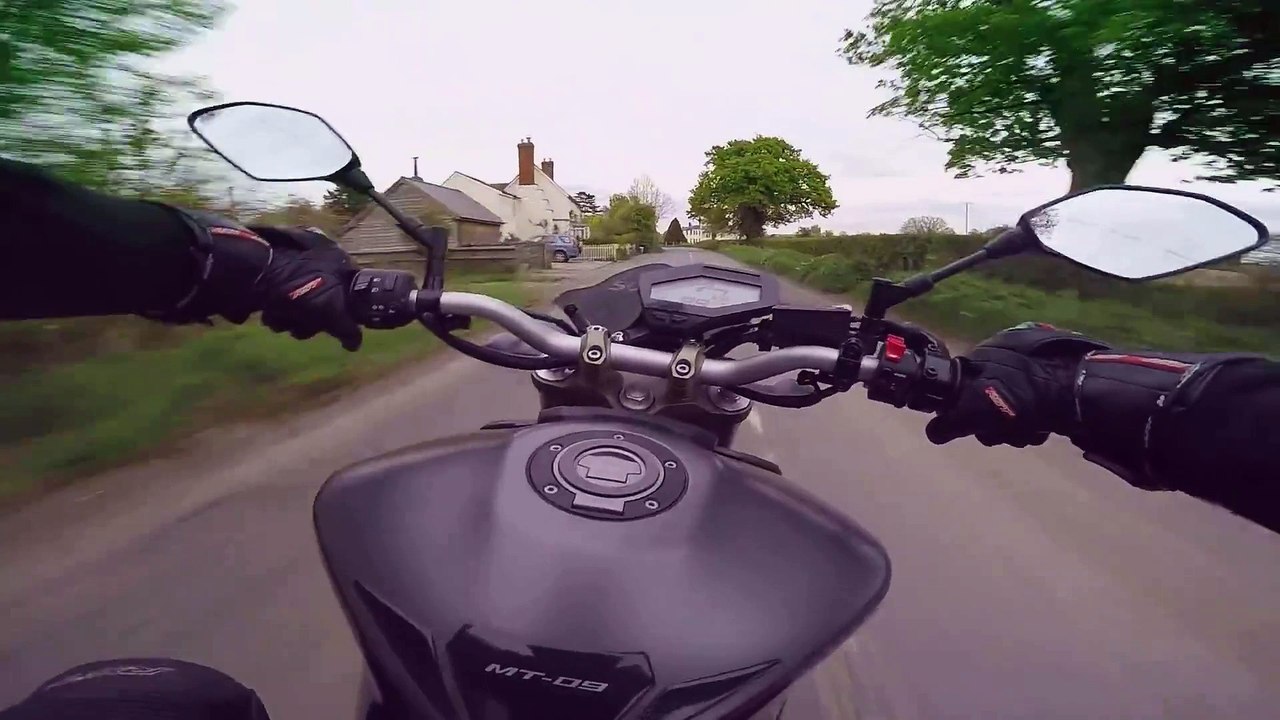 Ce motard rate son virage et se gamelle bien comme il faut