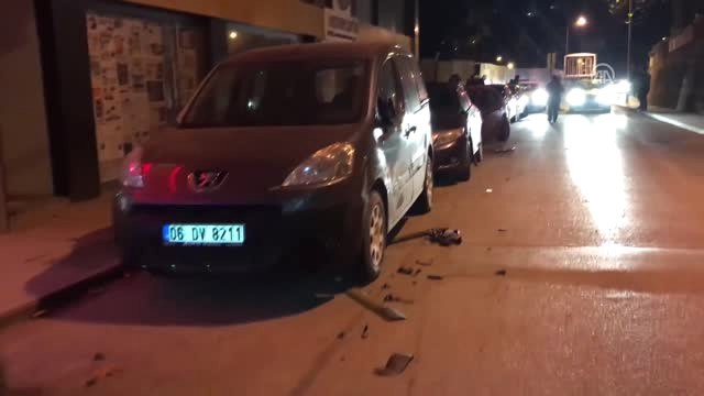 Hafif Ticari Araç, Park Halindeki 6 Otomobile Çarptı