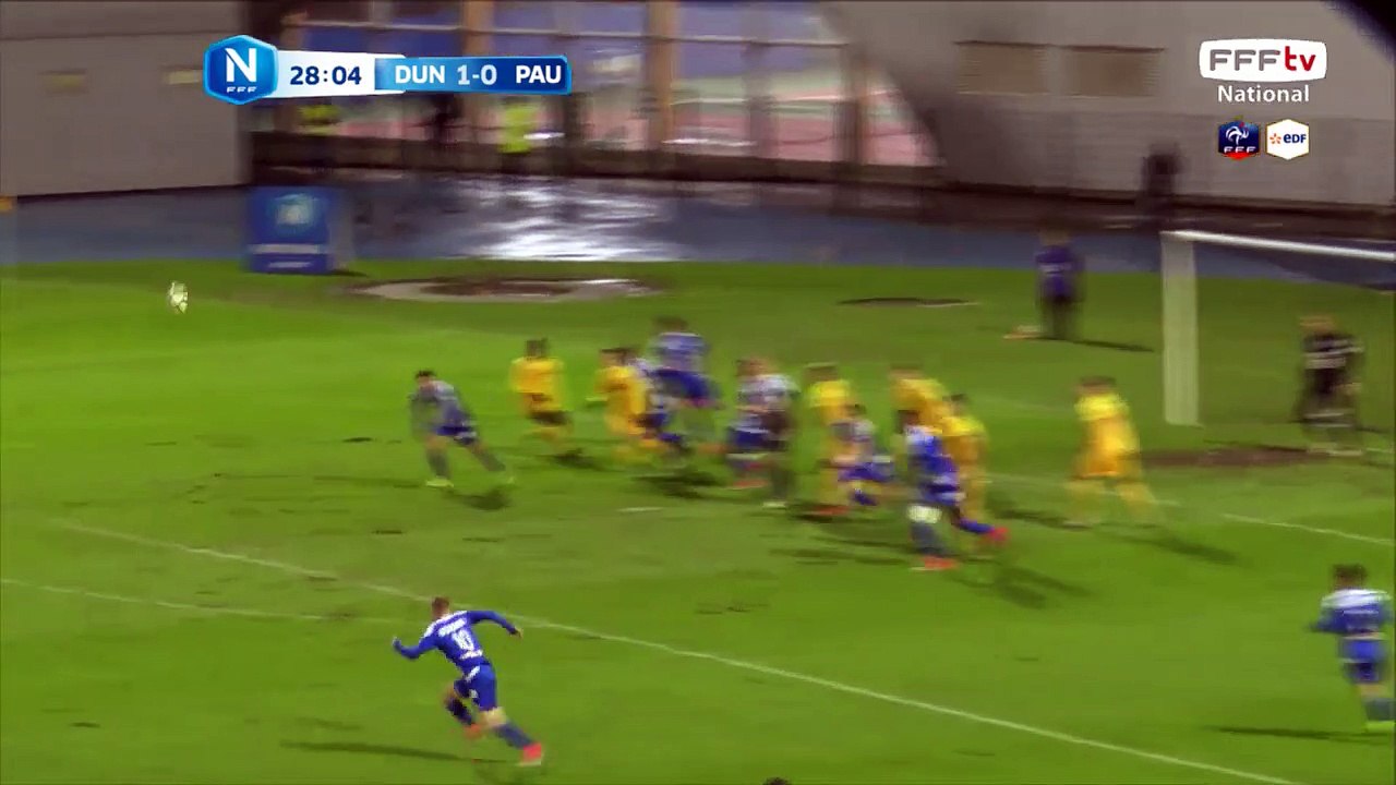 Ligali récupère la balle aux pieds de Rivas