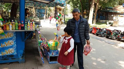 Gia Linh Eats Hot Dog gia Linh Ăn Xúc Xích Nóng