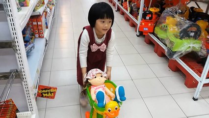 Big C Supermarket Soft drink, Toy - Gia Linh Đi Siêu Thị Big C Mua Nước Ngọt Và Đồ Chơi