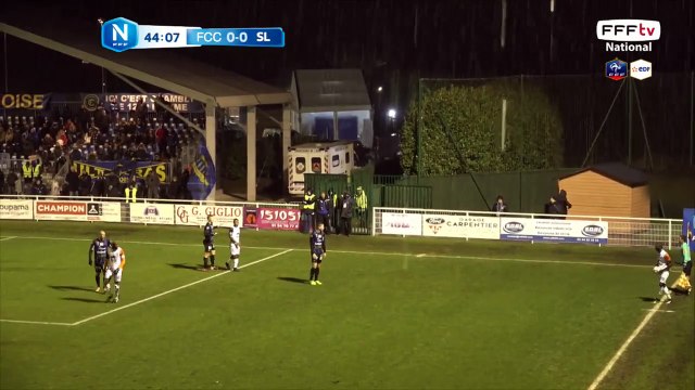 Penalty pour Chambly!!! SOLET bouscule DOUCOURE dans la surface et l'arbitre indique le point de penalty.