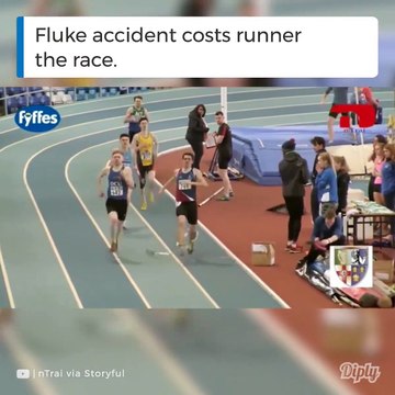 Regardez comment ce coureur va perdre sa course alors qu'il est largement en tête... Pas de chance