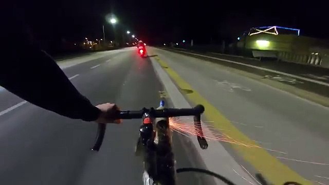 Ce cycliste balance des feux d'artifices sur des gars en scooter
