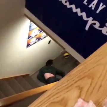 Faire le con dans les escaliers quand on est bourré : mauvaise idée