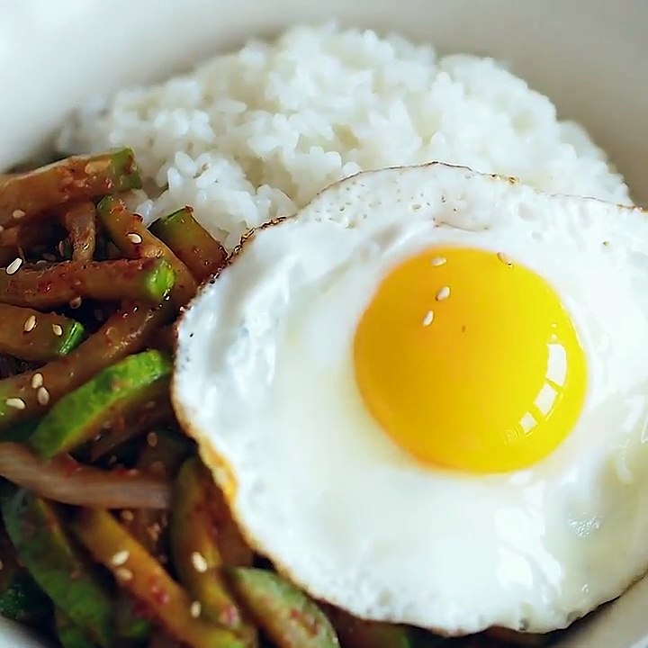 애호박볶음덮밥(BOWL OF RICE TOPPED WITH KOREAN ZUCCHINI)_ by handycook