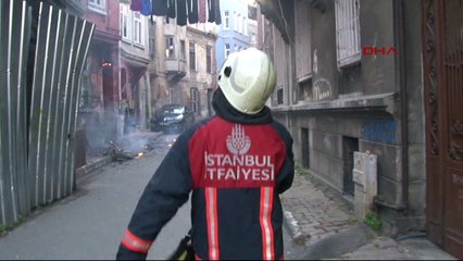 Tarlabaşı’nda 3 katlı bina alev alev yandı