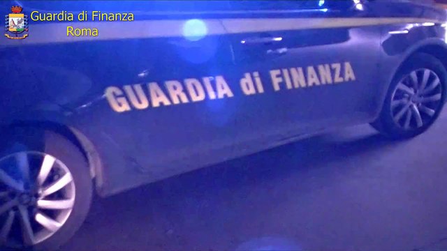 Testaccio, contraffazione, scoperto laboratorio clandestino. Sequestrate attrezzature e oltre 70mila etichette