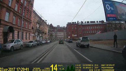 une fille se fait percuter par une voiture... et garde son téléphone portable en main malgré...