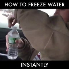 Sa bouteille d'eau gèle instantanément alors qu'il essaie de boire...