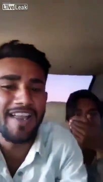 Ils se filment en voiture avant de sortir de la route à pleine vitesse !